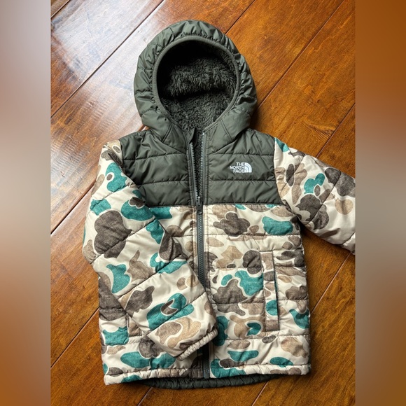 The North Face Camo Puffer Jacket (Toddler Reversible Mount Chimborazo Hoodie)